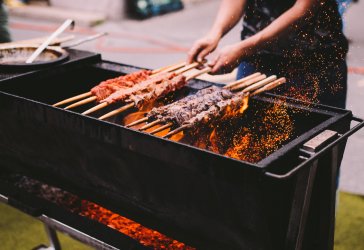 cocinando pinchos carne